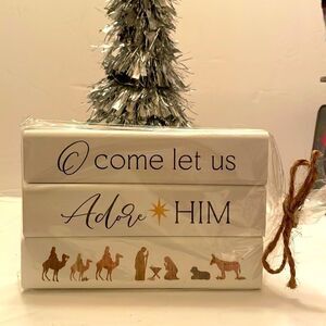 441 - ‘O COME LET US‎ ADORE HIM’ WOODEN DECOR